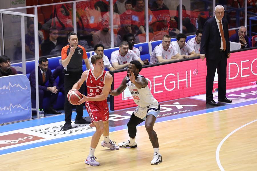 Unahotels, a Brindisi ko in volata