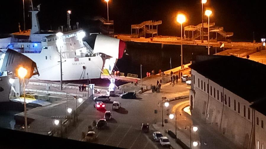 Elba, traghetto contro la banchina: tre persone ferite – Video