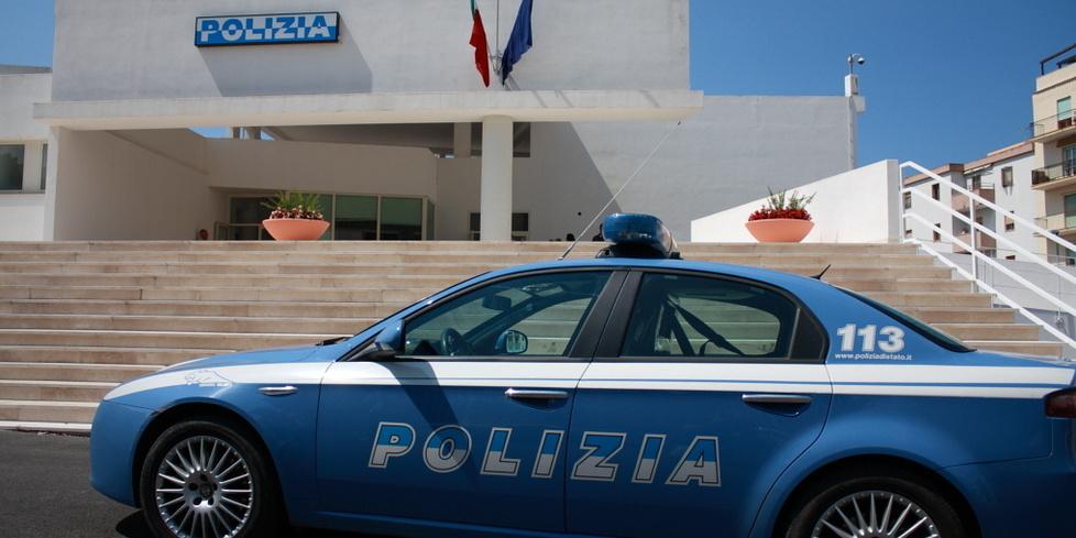 Ferisce il compagno con un coltello: donna denunciata dalla polizia 