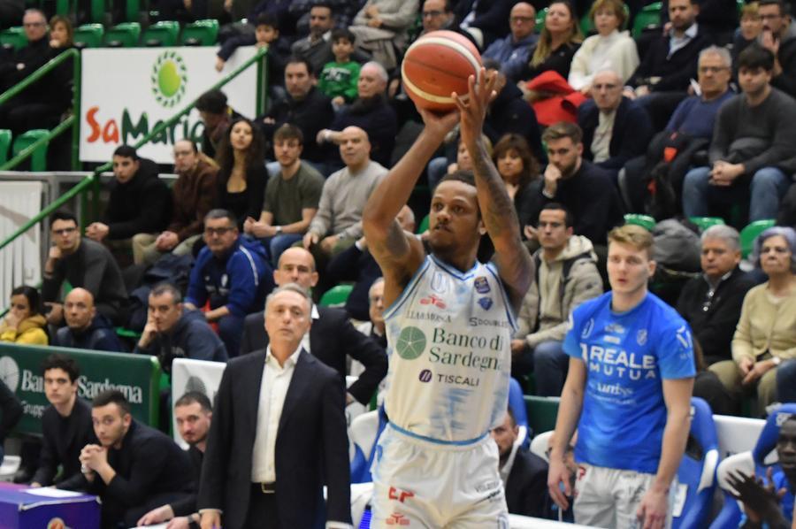 
	Jones al tiro sotto gli occhi di Bucchi (foto mauro chessa)

