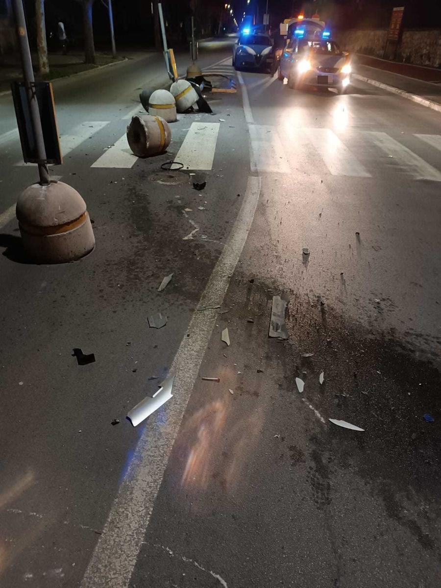 Auto sbanda e “sdraia” segnaletica e birilli in cemento