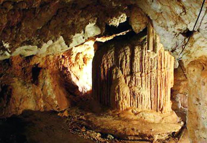 
	L'interno della Grotta Corbeddu nella valle di Lanaitho

