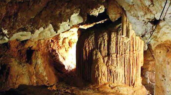 
	L&#39;interno della Grotta Corbeddu nella valle di Lanaitho

