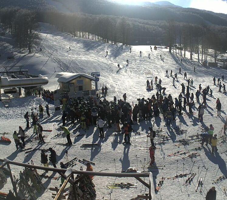 Appennino Modenese. Tutti pazzi per le piste del Cimone: in 7mila invadono il comprensorio 