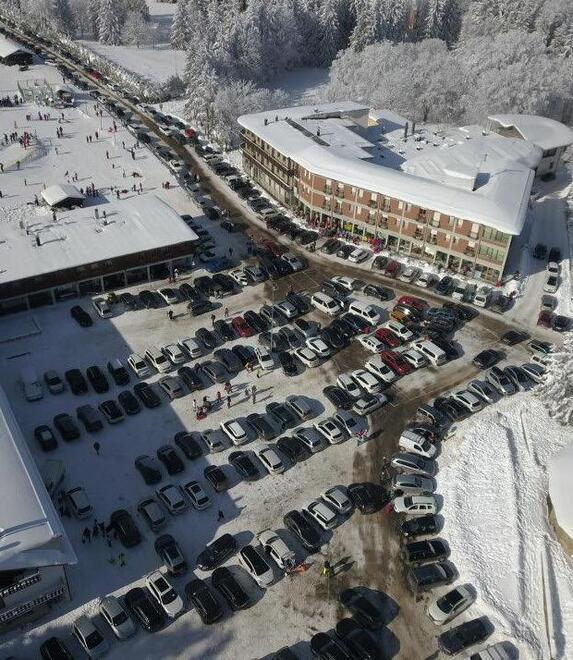 Alle Piane di Mocogno&nbsp; il boom paralizza il traffico: chiusa per ore la strada dalla Santona 