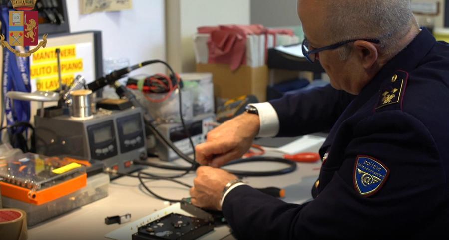 Firenze, pedopornografia: 5 arresti, ci sono anche un autista di scuolabus e un catechista