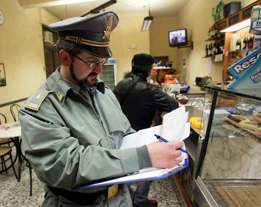 Scontrini, Finanza in bar e negozi: «Il 20% dei livornesi non li batte»