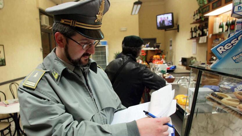 Scontrini, Finanza in bar e negozi: «Il 20% dei livornesi non li batte»