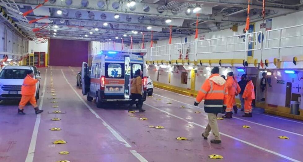 Elba, il guasto e la nave va contro il molo: la “speciale” manovra del comandante evita il peggio – Video