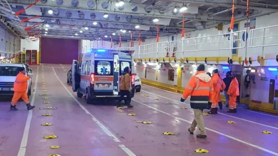 Elba, il guasto e la nave va contro il molo: la “speciale” manovra del comandante evita il peggio – Video