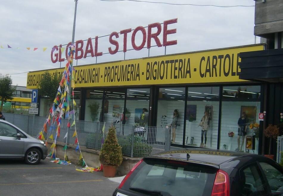Furto al discount: due ladri scappano nei campi dopo il colpo