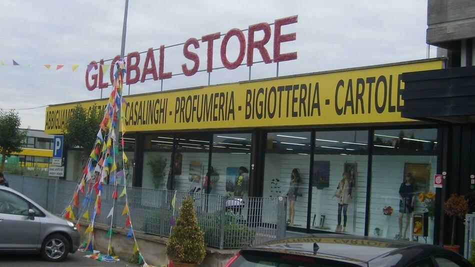 Furto al discount: due ladri scappano nei campi dopo il colpo