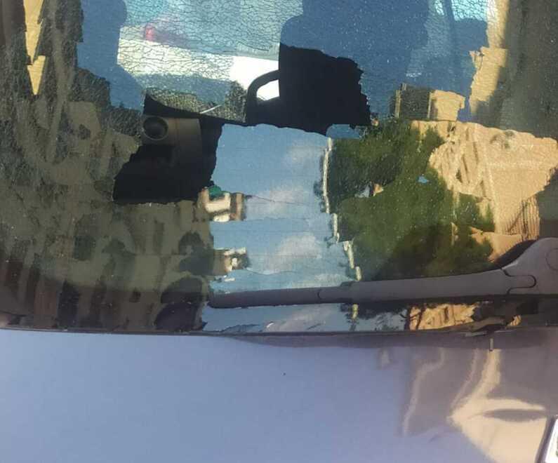 Basta finestrini infranti in via Toselli: il “cecchino” delle auto cambia casa