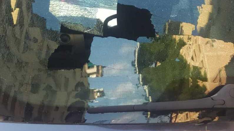 Basta finestrini infranti in via Toselli: il “cecchino” delle auto cambia casa