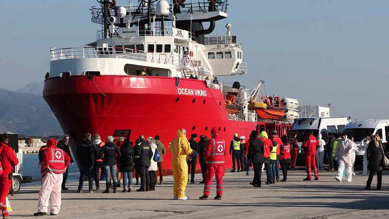 Ocean Viking a Marina di Carrara, due mani disegnano un cuore: è il saluto dei migranti alla città