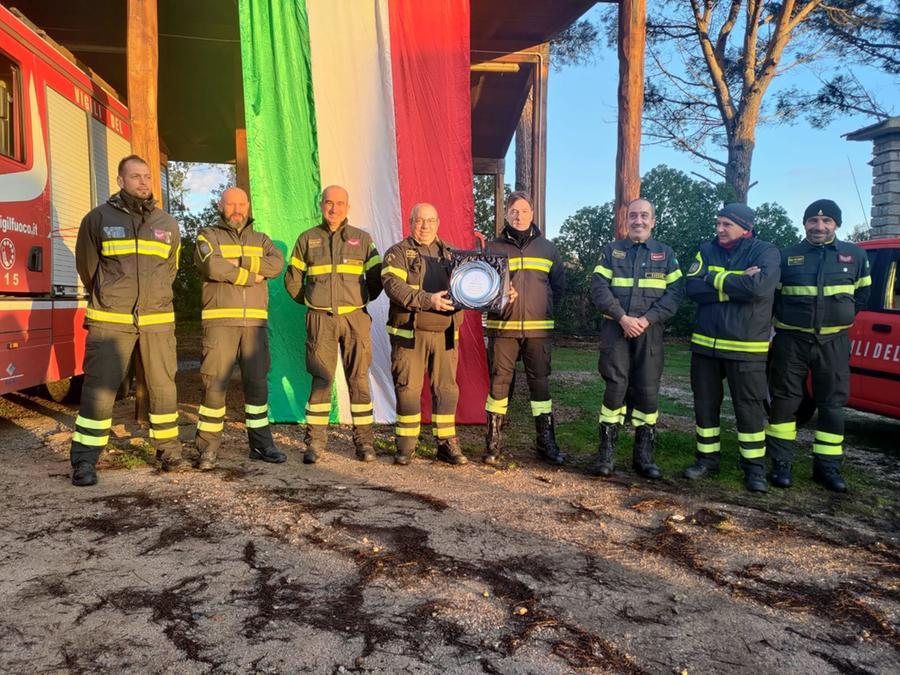 
	Il saluto dei colleghi al caporeparto dei vigili del fuoco di Arzachena

