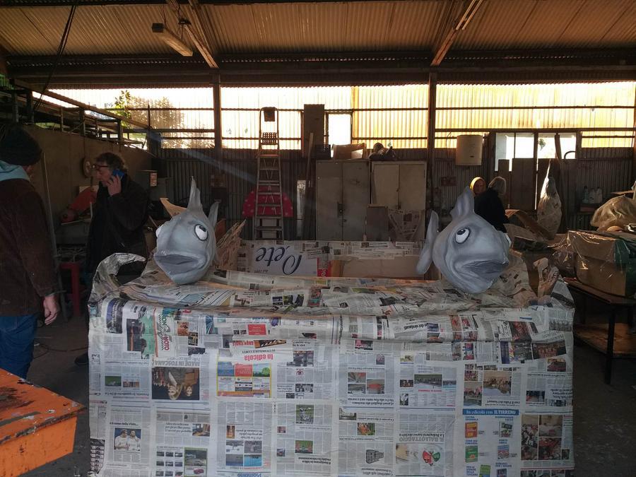 
	I volontari del Comitato festeggiamenti impegnati a realizzare la pedana di Cicciolo

