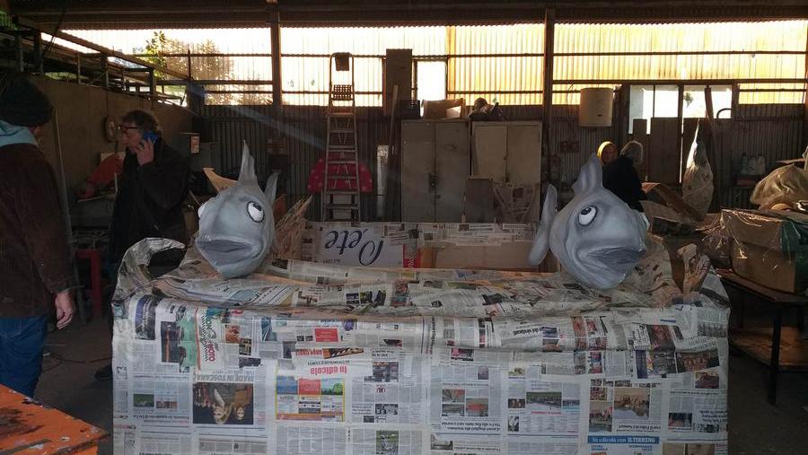I volontari del Comitato festeggiamenti impegnati a realizzare la pedana di Cicciolo
