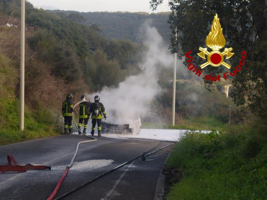 Prende fuoco un’auto alimentata a gpl, intervengono i vigili del fuoco a Luogosanto