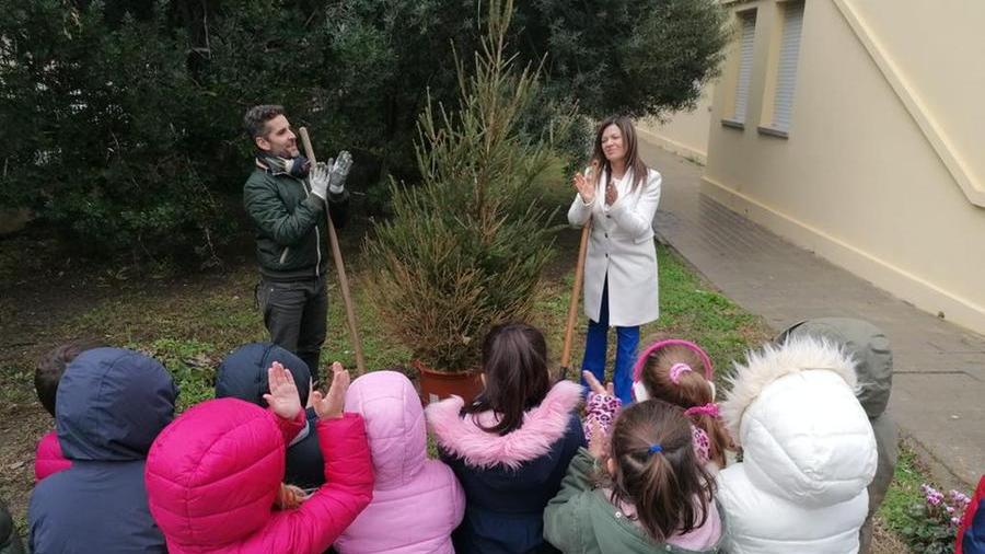 
	I bambini di una scuola assistono alla piantumazione degli alberi

