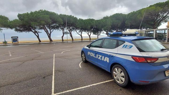 Una pattuglia della polizia durante un controllo a Torregrande