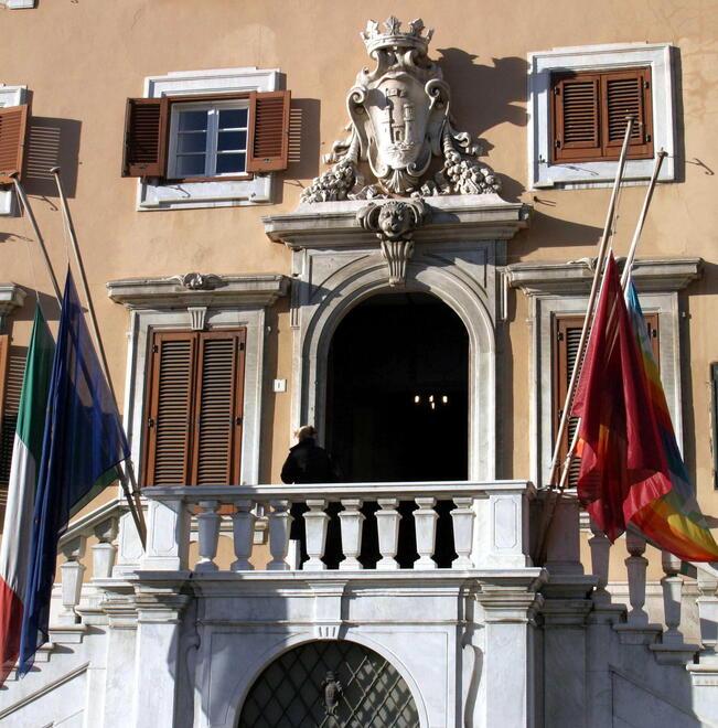 “Ha intascato 10mila euro di rette”. Dipendente del Comune di Livorno a processo per corruzione e truffa