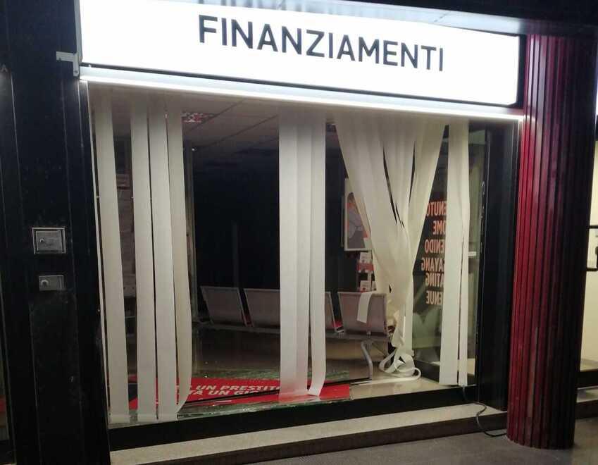 Sassari, spaccano la vetrata della filiale Compass, fuggono con un’auto rubata e poi la incendiano 