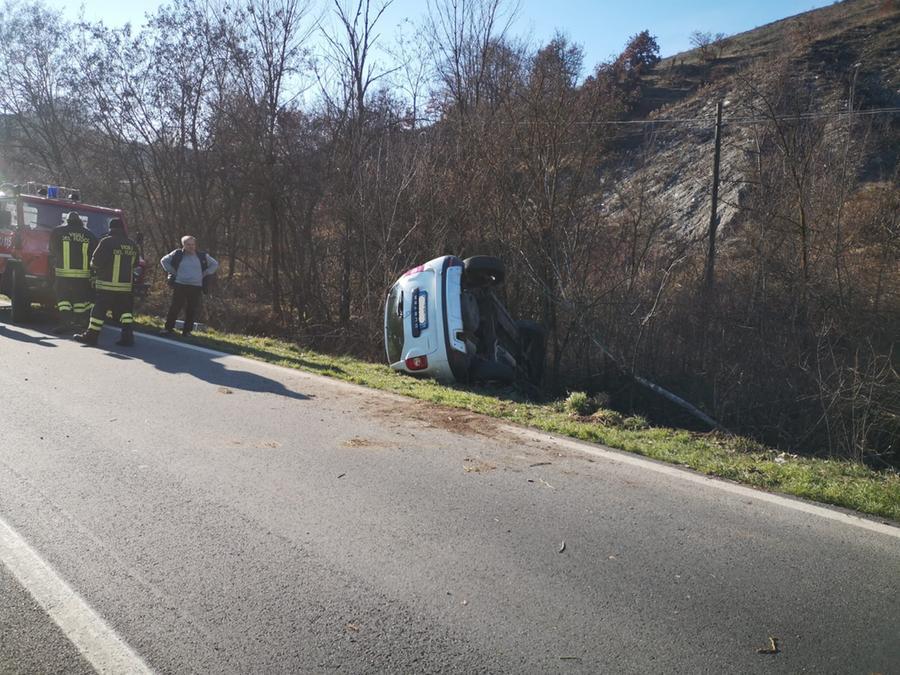 Serramazzoni. Ancora paura sulla Nuova Estense: auto si ribalta, ma la 70enne si salva
