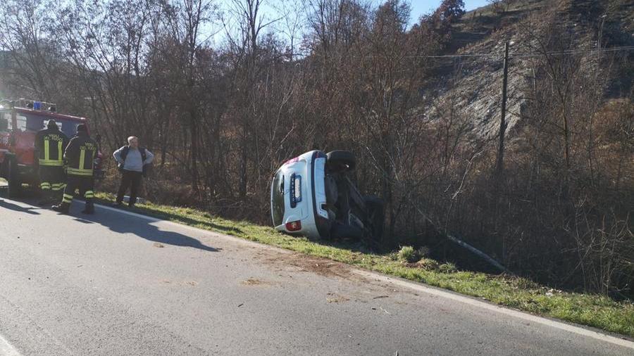Serramazzoni. Ancora paura sulla Nuova Estense: auto si ribalta, ma la 70enne si salva