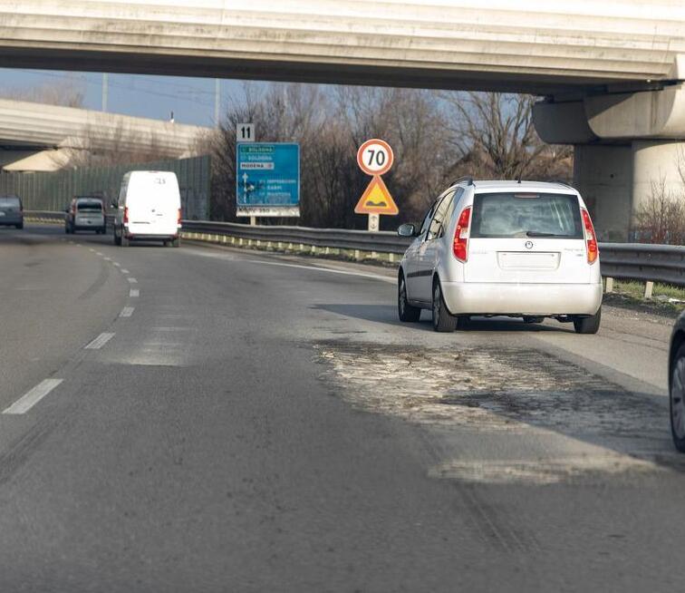 Modena «I soldi per coprire le buche in&nbsp; tangenziale ci sono I lavori? Quando sarà più caldo...» 