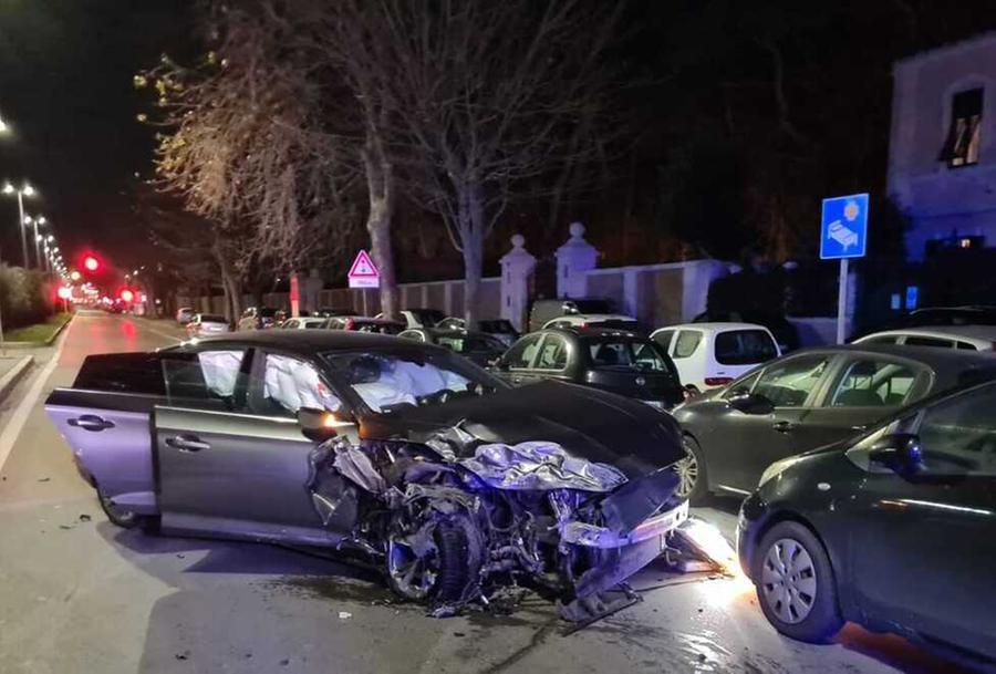 
	L'auto rubata: nello schianto a 160 all'ora ha danneggiato altre 4 vetture

