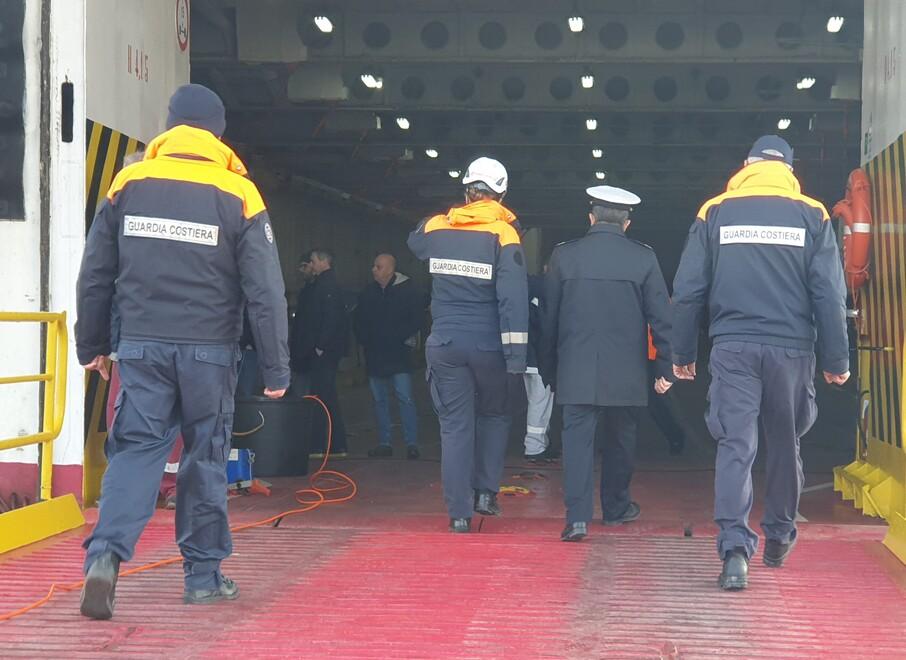 Elba, una falla nella prua del traghetto finito contro la banchina: le verifiche della Capitaneria
