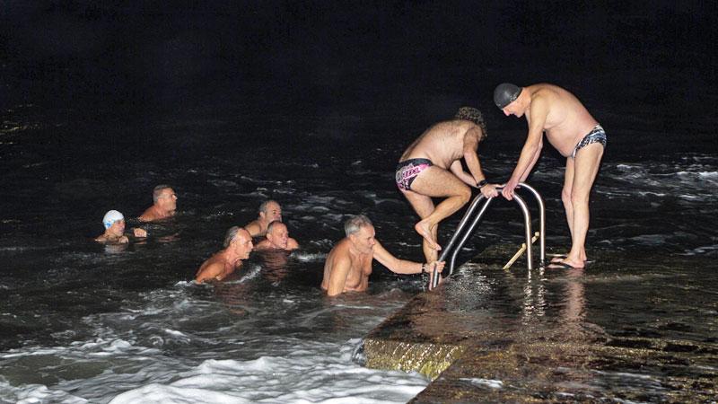 La Merla e quel brivido freddo. A Livorno ecco i coraggiosi che si tuffano di notte nel mare gelato