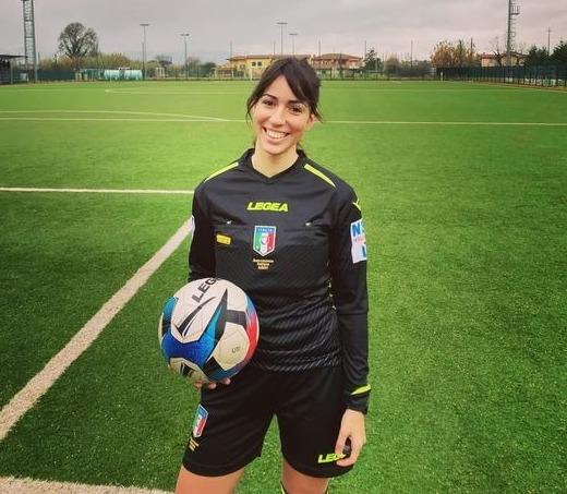 Claudia, una laurea e il fischietto: «La mia sfida sui campi da calcio»