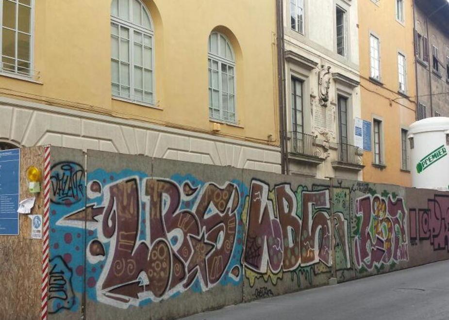Cantieri, auto in Ztl, degrado tutti i guai di via Santa Maria 