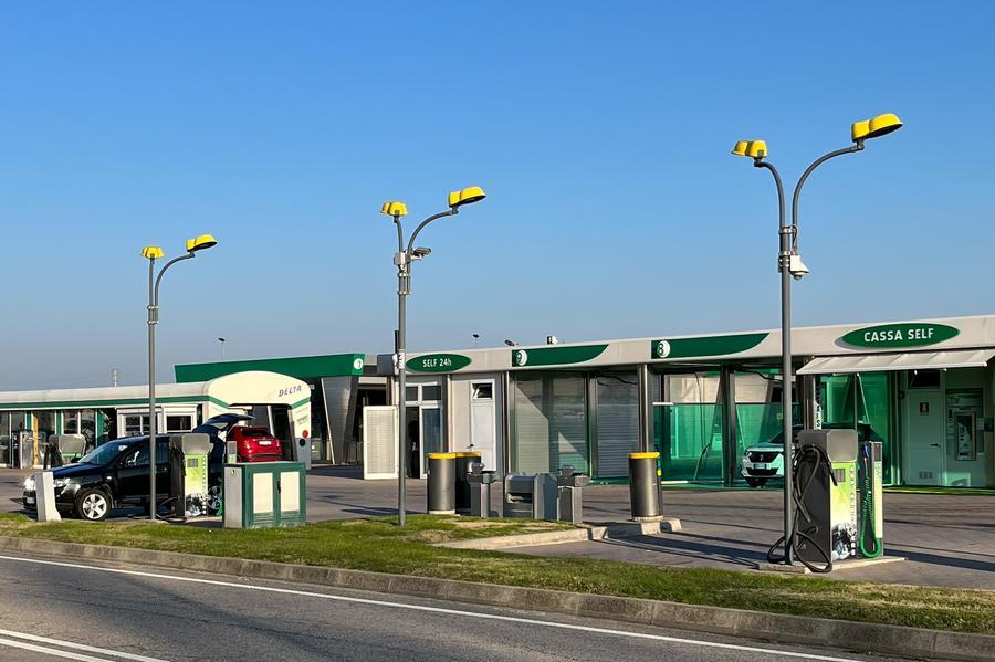 Ferrara, card clonate al Cattel Wash: in 15 nei guai per truffa