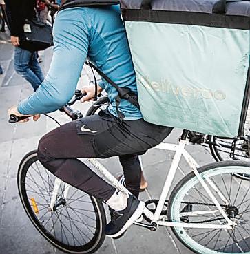 Rider livornese di Deliveroo “licenziata” con un sms, l’Usb: “Lavoratori senza diritti”