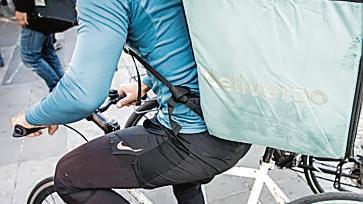 Rider livornese di Deliveroo “licenziata” con un sms, l’Usb: “Lavoratori senza diritti”