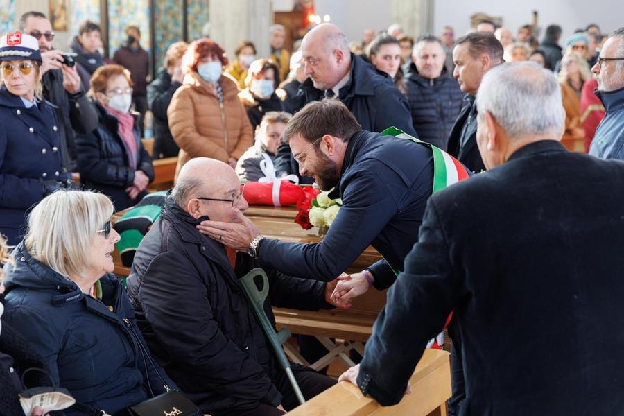 Pistoia, in centinaia a Spedalino per l’ultimo saluto a Vannino – Video