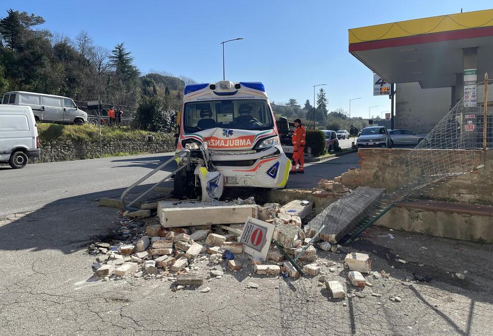 Pescia, scontro in ambulanza: 4 feriti. Lo schianto per evitare un’auto che ha tagliato la strada