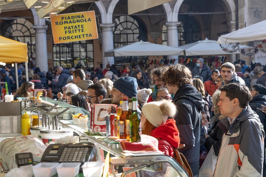 Modena. San Geminiano: giornata di sole e fine delle restrizioni Covid: festa da tutto esaurito