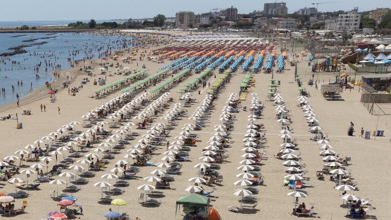 Bagni ai Lidi: il mercato è fermo. E c’è anche chi non riaprirà