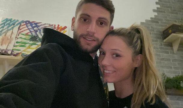 Sassuolo, la moglie di Berardi «Profili falsi usati per offendere Non voltiamoci dall’altra parte» 