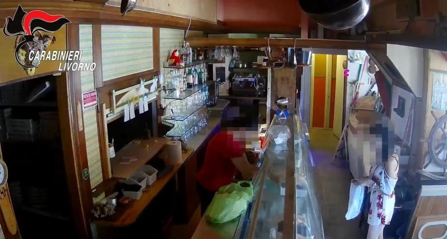 
	Un fermo immagine di un colpo in un locale diffuso dai carabinieri dopo l'arresto

