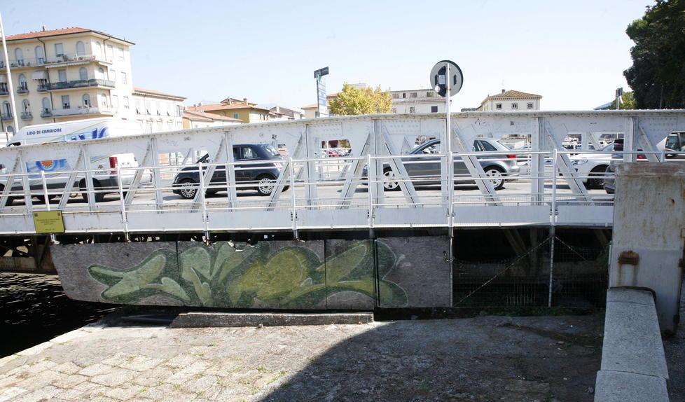 Darsena senza ponte La passerella pedonale attesa per domani 