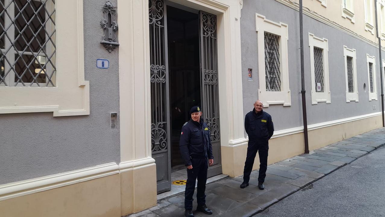 Due guardie giurate all'ingresso del tribunale (foto d'archivio)