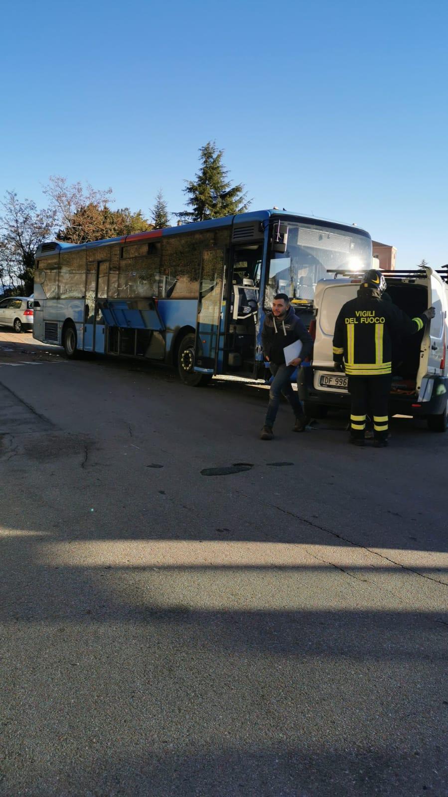 Paura a Lanusei: si rompono i freni e il pullman degli studenti sbatte su un’auto