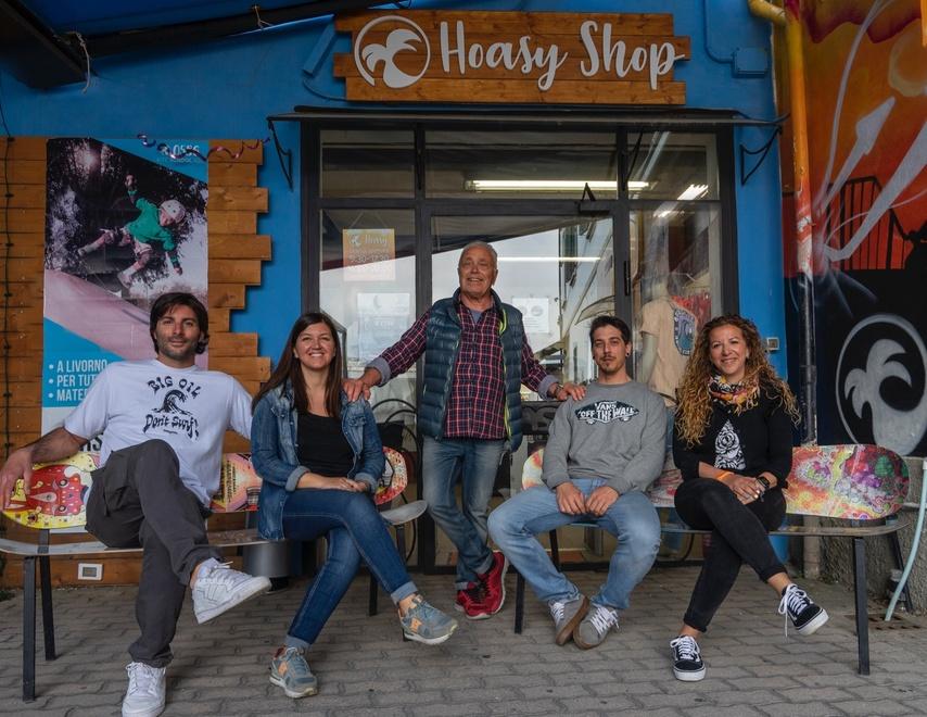 Chiude Hoasy: sulle sue tavole abbiamo cavalcato la felicità. Dalla prima felpa O’Neill alle infradito Reef, storia di un mito