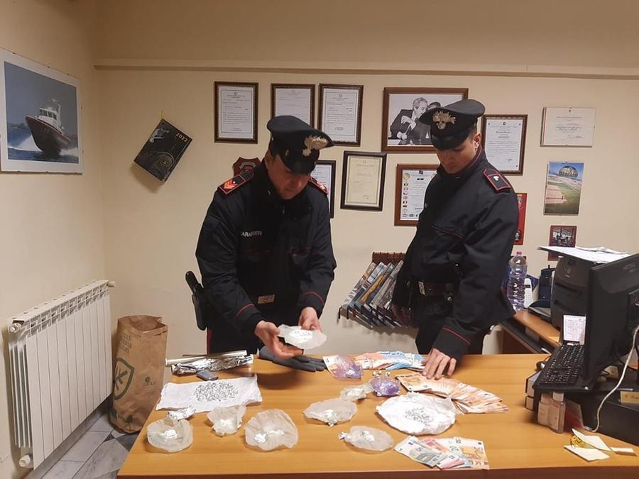 Quasi 9mila euro in contanti e 150 grammi di cocaina: 50enne arrestato a Empoli