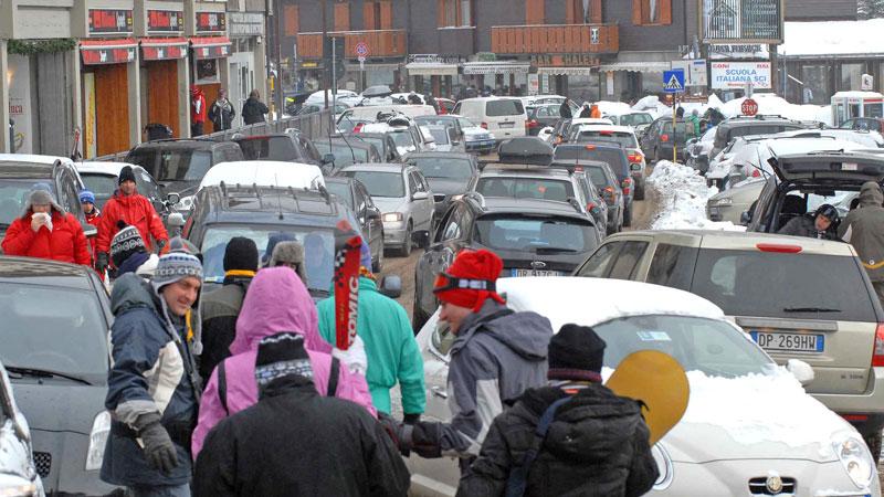 Abetone, parcheggio a Mastrocarlo e steward per arginare l’emergenza posti auto